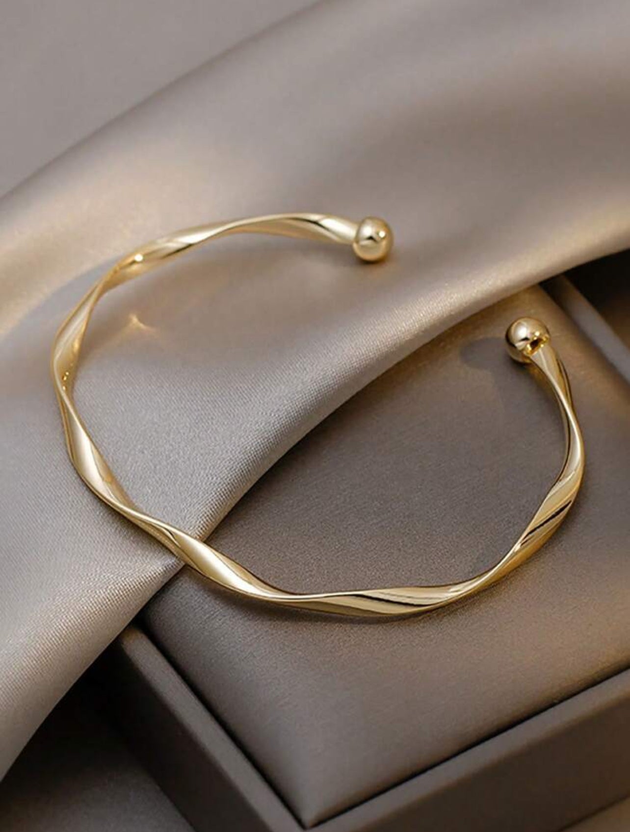 Twisted wire bracelet gold
