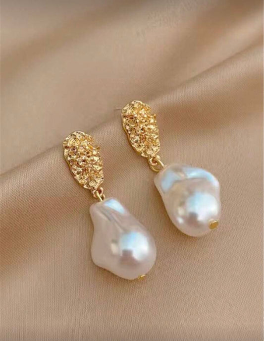 Vintage Baroque Style Asymmetrical Pearl Stud Earrings, Fashionable And Unique